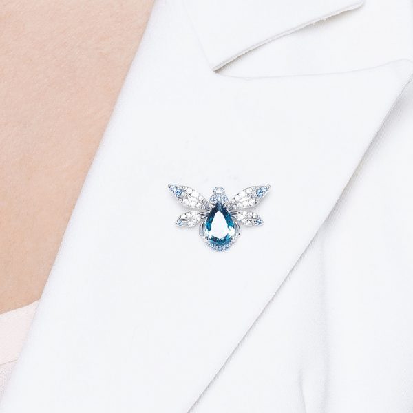 Broche de Abelha Cravejada com Fianitas Incolores e Azul Gradiente em Prata 925